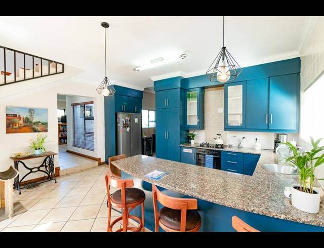 3 BEDROOM TOWNHOUSE FOR SALE IN MIDSTREAM ESTATE